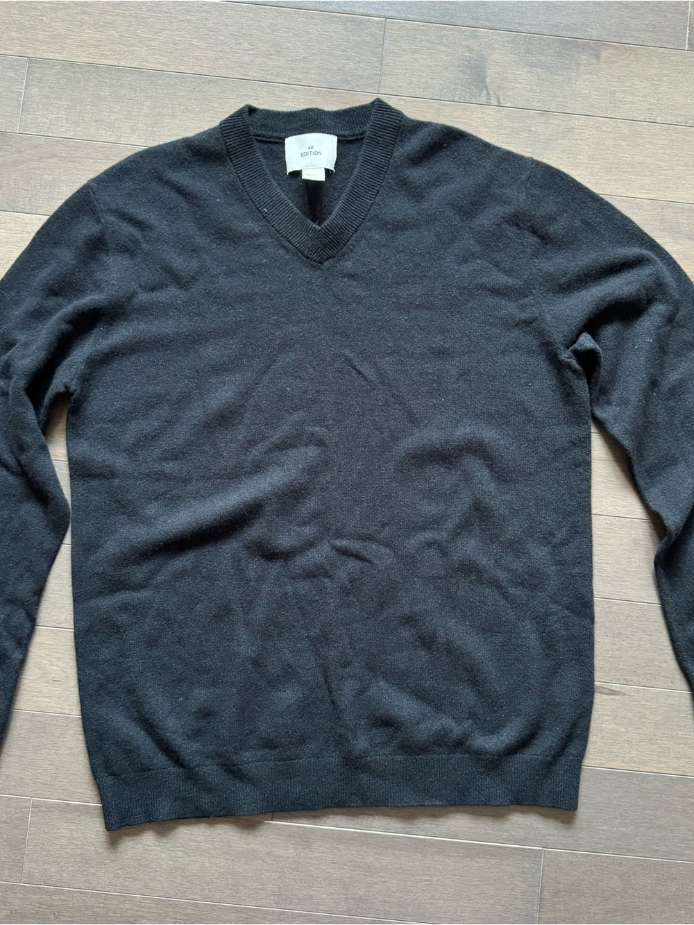 Men's Black 100% cashmere V-Neck Sweater (NWOT)